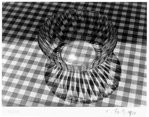  Glasschüssel auf karierter Tischdecke, 1976 